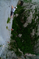 Jurica in the 3rd pitch during the competition, with Perica on belay at anchor 2. Photo: D. Pačić